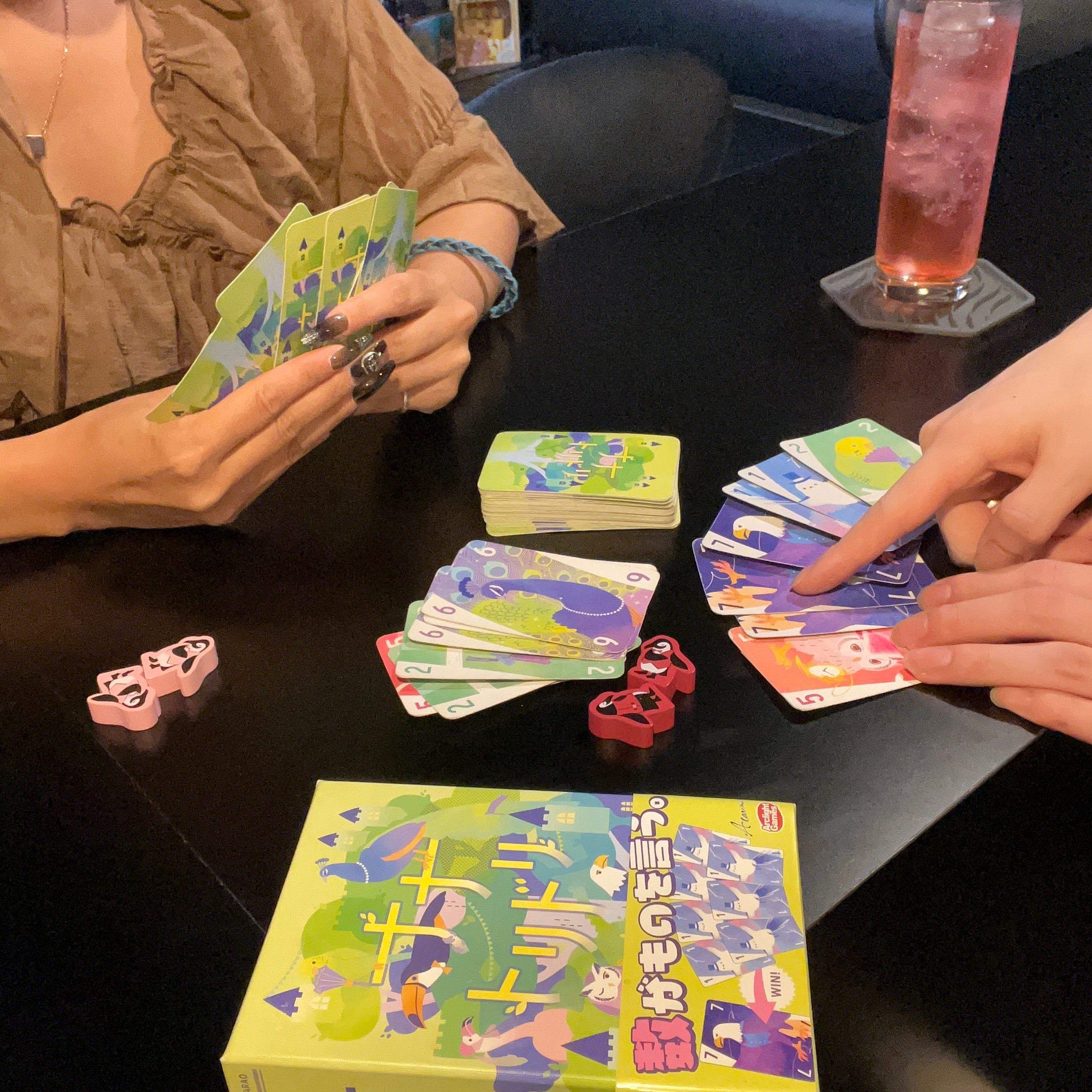 新橋でボードゲームを楽しむ様子
